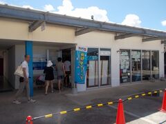 そして午後、
ホテルまで迎えに来た車で２～３分のＧａｌａ青い海にあるマリンサービスむるぬーしというショップへ。
この時から。長いお付き合いが始まりました。