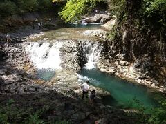 四万温泉の手前にある四万甌穴へ。階段を降りると・・