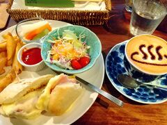 ランチは柏屋カフェへ。混んでいて1時間くらい待ちました。この温泉ラテアートが気になってついつい注文。