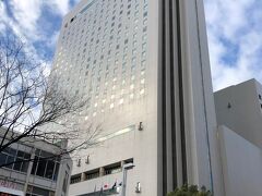 名古屋・栄『Hilton Nagoya』

『ヒルトン名古屋』の外観の写真。

名古屋駅周辺でランチ及びショッピングをした後、『ヒルトン名古屋』
に戻ってきました。

ここまでの旅行記はこちら↓

<名古屋 ① 羽田空港発JL201便搭乗記★
羽田空港第1ターミナル『サクララウンジ』（2か所）、
『パワーラウンジセントラル』＆『パワーラウンジノース』>

https://4travel.jp/travelogue/11629238

<名古屋 ② 『ヒルトン名古屋』宿泊記（１）
中部国際空港（セントレア）から空港リムジンバスで栄へ移動、
2020年3月に高級生食パン専門店【ポールボキューズキャレ】が
オープン！日本初出店！ハワイで大人気のカフェ【サニーデイズ】の
パンケーキ＆アサイーボウル、『ヒルトン名古屋』の
【エグゼクティブラウンジ】のアフタヌーンティー♪>

https://4travel.jp/travelogue/11632990

<名古屋 ③ 『ヒルトン名古屋』宿泊記（２）
ヒルトン・オナーズのダイヤモンドメンバー特典で
「エグゼクティブスイートキング」に2泊ともアップグレード☆彡>

https://4travel.jp/travelogue/11644324

<名古屋 ④ 『ヒルトン名古屋』宿泊記（３）クラブラウンジ
【エグゼクティブラウンジ】のカクテルタイムのフード＆アルコール♪
カフェ【カフェ 3-3】＆バー【ハイドアウェイ 3-3】>

https://4travel.jp/travelogue/11645675

<名古屋 ⑤ 『ヒルトン名古屋』宿泊記（４）名古屋名物料理も並ぶ
【インプレイス 3-3】＆【エグゼクティブラウンジ】の朝食ブッフェ、
【フィットネスセンター】のジム、プール・ジャグジー、温浴施設>

https://4travel.jp/travelogue/11657281

<名古屋 ⑥ 『ヒルトン名古屋』から歩いて名古屋駅へ★
ミシュラン二つ星シェフのフレンチ【レ・トレフル ドミニク・ブシェ】
でランチ♪『JRセントラルタワーズ』『ミッドランドスクエア』
【フォクシー】名古屋店>

https://4travel.jp/travelogue/11669402