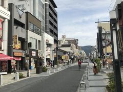 ＪＲ奈良駅から三条通に入り、もちいどのセンター街方面に向かう。
途中、徒歩５分程度のところに『Go To Eat』で予約していた広島お好み焼きの店がある。