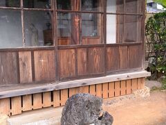 平和公園の祈念像の裏手、徒歩5分程度のところには、
永井博先生が晩年過ごされたという如己堂、
わずか2畳少々の家が残されています。
