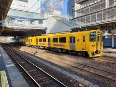 霧島山の造形と桜島の迫力を楽しみながら約2時間、鹿児島中央駅に着きました。約30分ほど待ち。指宿枕崎線に乗ります。