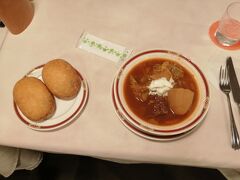 いよいよ料理が運ばれてきました(^.^)

ピロシキセットのピロシキとボルシチ。
ピロシキはパン粉が細かく、食感は割とあっさりしていて、中には牛肉の素朴な餡が入っていました。味付けは濃くなく、牛肉の旨味が感じられました。

ボルシチはトマトシチューに近く、お肉も厚めで柔らかく、おいしかったです。