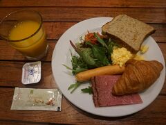 ホリデイ・イン・エクスプレスの1階でビュッフェ形式の朝食です。
このほかに種類は少ないですがフルーツなどもありました。
（現地時間 7:00頃）
