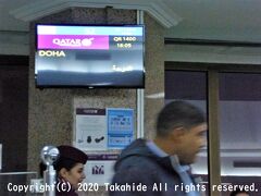 チュニス・カルタゴ国際空港(???? ???? ????? ???????)52番ゲート

ゲートでさらに遅延の案内。
出発予定時刻を過ぎても搭乗すら始まりません。
ドーハでの乗り継ぎは大丈夫でしょうか？