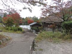 金鱗湖のほとりにある共同浴場「下ん湯」
3か所のいずれかに入湯しようと考えていましたが、湯上りに一息つくスペースがあるのは「乙丸温泉館」っぽいので、来た道をぷらぷらしながら戻ります