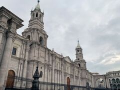 シジャールと呼ばれる白い火成岩で造られたアレキパ大聖堂