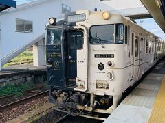 ついに指宿のたまて箱が入線
斬新なデザインは数々の豪華列車を手掛ける水戸岡さん