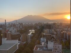 おはようございます
雄大な桜島と日の出
2日目は鹿児島中央～熊本～大分～博多なので早起きしました
