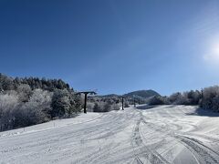 横手山スキー場へ到着です。

ちなみにスキー場ではリフト＆ゴンドラ乗車時はマスクorフェイスマスク着用です。
リフト乗り場の係員さんが感染するとマズイからね。
でも、滑って下りた時は息が上がっているのでマスクはツライ。(^_^;)