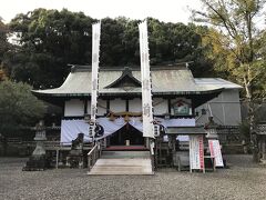 闘鶏神社。
熊野三山（熊野本宮大社・熊野那智大社・熊野速玉大社）の熊野詣が困難な人々はここに参拝することで三山参詣に代えたと伝わっている。

源平合戦時、武蔵坊弁慶の父であると伝えられる熊野別当湛増は、紅白2色に分けて鶏を闘わせる。白の鶏が勝ったことから源氏に味方することを決め、熊野水軍を率いて壇ノ浦へ出陣したことが、「闘鶏」の名前の由来。