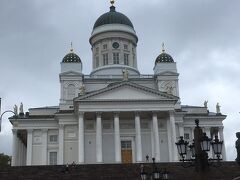 最終日、今日は徒歩で廻ります。最初にヘルシンキ大聖堂です。小雨が降っていてちょっと残念です。