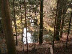  北畠氏館跡庭園のわきを登っていきます。