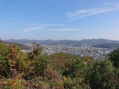 織姫神社の裏手の公園を散策。一番奥には展望台もありますが、行くならスニーカーがおすすめ。