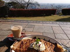 絶景のお蕎麦屋さんでランチ。テラス席はカフェ専用とのことで、店内でお蕎麦を食べてから移動。そば粉のガレットは中にあんこ、そとはチョコ。美味しかったです。

お腹を満たしたら、鈍行電車で帰宅。かなり時間がかかりました。