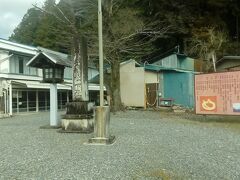 秋葉神社下社。上社のように華やかな鳥居等はありませんが、木々に囲まれて、静寂に包まれた場所です。連続的に参拝者が来ていました。