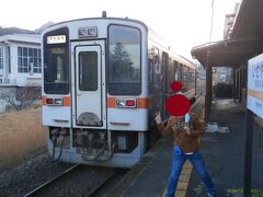  伊勢奥津行きの列車（1両）がやってきました。２名の方が乗車しました。ウィキペディアによると１日の平均乗車人数が６名になっています・・・