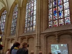 教会を拝観。フェルメールが洗礼を受けた場所だそうです。
オランダ建国の祖ウィレム１世ほか、オランダ王家が眠る場所でもあります。

ステンドグラスが見事。