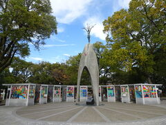 再び公園内に戻り、橋を渡って原爆の子の像へ。