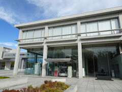 足早に資料館へ。事前予約制とのことでしたが、何度やってもメールが受信できず。しかし平日だしと思って予約なしでやってきました。読み通りガラガラ。すんなり整理券をいただきすぐに入館することが出来ました。

中では写真撮影はしておりません。足早ではあるものの、一通り見て周りました。やはりテレビや教科書で見るのとは重みが違う…ずっと鳥肌立ちっぱなしで目からは涙が。
ここでは多くは語りませんが、確実に言えることは戦争は繰り返してはいけないということ。
来て良かったです。