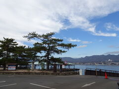 11時55分、憧れの宮島に到着しました！
帰りは14時のフェリーに乗りたいので、ランチと厳島神社参拝を約2時間で周らなければなりません。
急げー！！！