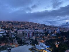 朝６時前。ラパスの市内のホテル。

今日は飛行機が早いので、まだ明るくなる前に起きます。薄暗い中の山の灯りが綺麗。