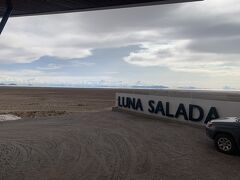 ホダカツアーでタクシーを手配してもらい、これから３日間宿泊する「ルナ・サラダ」に到着！

「ルナ・サラダ」は塩でできたホテル！ 
少し高台に建てられているため、遠くに塩湖が見えます。
