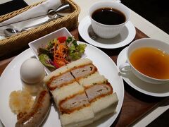 朝食は伊丹空港でおいしいパンをいただきました