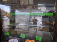 奥武島にある中本鮮魚てんぷら店へ。沖縄グルメのひとつが天ぷらです！