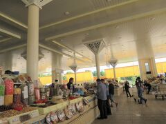 目的地は、タシケント市のもう一つの市場であるアライ・バザールで、ホテルからは徒歩20分強と少し距離がある。

午前中に訪れたチョルスー・バザールが卸売り市場としたら、アライバザールはスーパー的な感覚で、近所のおばさん達の買い物の場所。