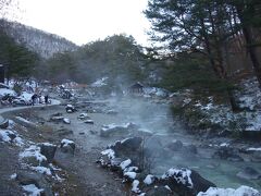 西の河原公園は川が温泉