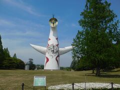 入場料を支払い、公園の中に入ると、
存在感のある「太陽の塔」がありました。
みんなこの場所で記念撮影をしていました。