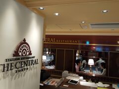 食堂車レストラン「STATION RESTAURANT THE CENTRAL」で
名物のハヤシライスを食べる