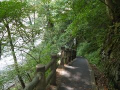 奥日光の森のホテルでゆったり湯浴みを楽しんだ後にやって来たのは、
群馬県沼田市利根町にある吹割の滝。
東洋のナイアガラってどんな感じなのか楽しみ♪