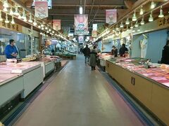 秋田市民市場にも行ってみました。
ここもガラガラでした。