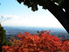 高尾山駅に到着！

ここから山頂に行くには９つくらいルートがあるようですが、高尾山は初めてなので、王道ルートの「１号路」をチョイス。

◆1号路（表参道コース）：約3.8km、上り約100分
一番人気の王道ルート

◇高尾山自然研究路コースマップ
https://www.takaotozan.co.jp/sp/course/img/course_map.pdf