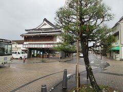 吉田屋ホテルの車で送ってもらい中心街の広場に降り立ちました。
この辺りをは「湯の曲輪」ーゆのがわーと呼ばれています。　