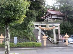 温泉神社に続く服部神社を左にみて交差点 を右へ渡ります。
八朔祭りは秋まつり、境内で奉納される獅子舞が町中を練り歩くイべント。
9月1日に来ていたら見られたのですが...。