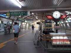 江ノ電藤沢駅
１本の線路が降車用と乗車用のホームにはさまれています。