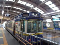 ここから江ノ電各駅下車の旅を開始します。
（起点から終点まできちんとやってみることにします）
江ノ電（江ノ島電鉄）は神奈川県藤沢市の藤沢駅から江ノ島を経由して神奈川県鎌倉市の鎌倉駅を結ぶ全長１０Ｋｍの短い路線です。
その間に１５の駅があり、駅間の平均距離はおよそ７００ｍの短さです。
全線１０Ｋｍを３４分もかけてゆっくりと走ります。