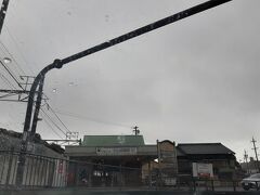  名鉄犬山線の犬山遊園駅の前を通過します。