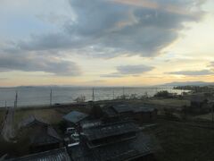 琵琶湖の上空に夕焼けの空が広がります。