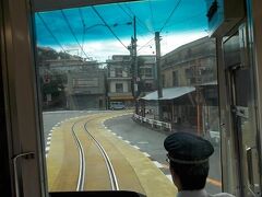 江ノ島駅を出た江ノ電は道路との併用軌道区間を走ります。