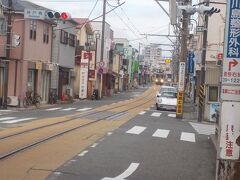 江ノ島駅方向から下り鎌倉行きが近づいて来ました。
腰越駅に戻ってこの電車に乗ります。