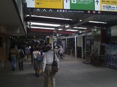 改札前（写真左側）には何店かの名店が並んでいます。