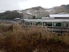 近鉄とJRがホームを共用している『吉野口駅』

なのでJRと近鉄が並んで走る、ちょっと面白い駅でもあります
私は吉野へ、並行するJRは和歌山へ
