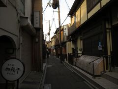 先斗町

時間があるので京都の路地巡りをします。