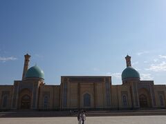 ハズラティ・イマーム広場側から見たハズラティ・イマム・モスク。
逆光のため陰になっていますが、両端にウズベキスタンブルーのドームを備え、2本のミナレットも聳えています。
8世紀のタシケント出身のイスラム指導者の名前を付けられ、16世紀に建造されたタシケントの中で最も大きなモスクの一つです。
