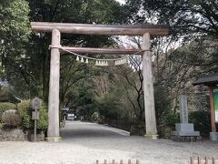 天岩戸神社の西本宮の鳥居です。

天岩戸神社は西本宮と東本宮があり、ここ西本宮は天岩戸の洞窟がご神体です。